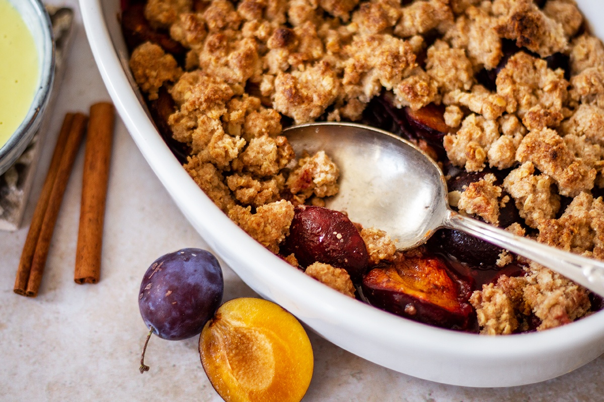Plum spelled crumble with oatmeal and vanilla sauce